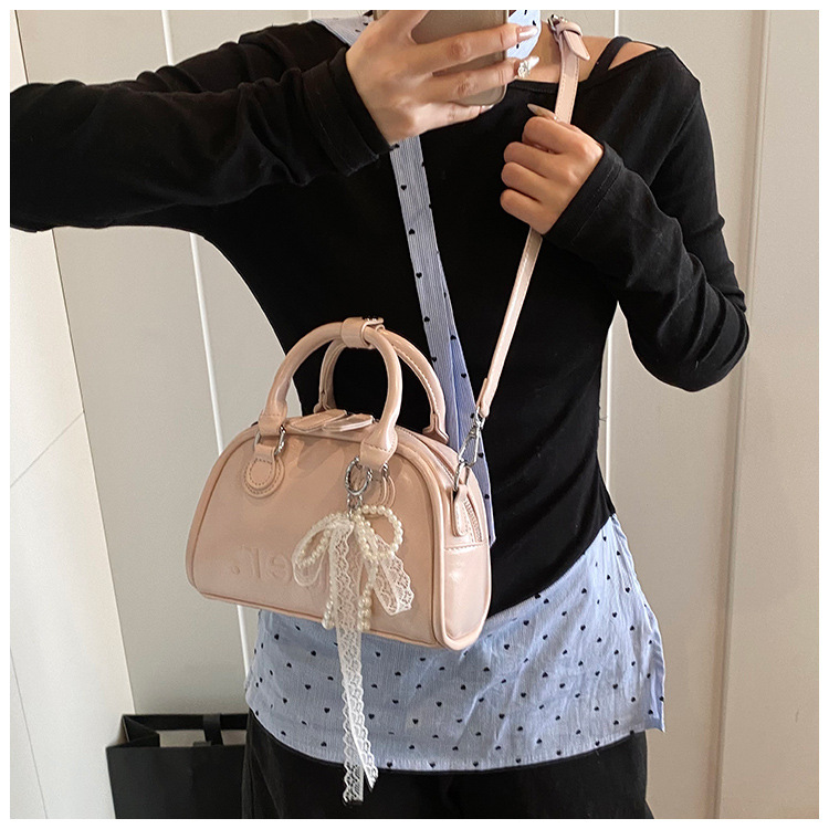 This year, Korean-style, stylish and simple hand-held bags with niche designs are in vogue. These are fashionable summer underarm bags for women's commuting undefined