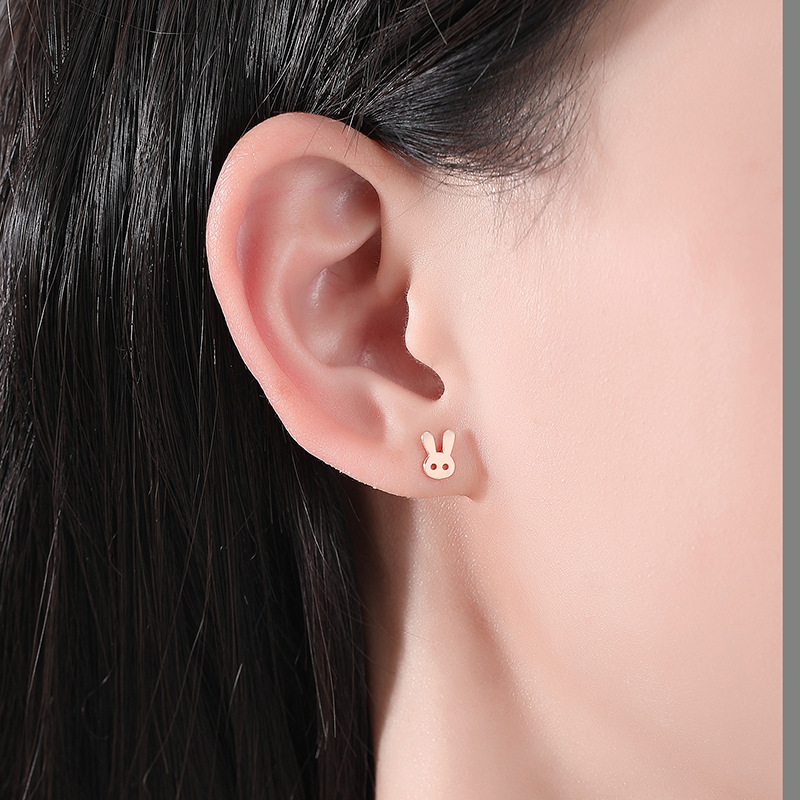 Simple s925 plata nueva moda de plata Lisa pendientes del perno prisionero de las mujeres hechas a mano lindo conejo de dibujos animados pendientes Corea del Sur