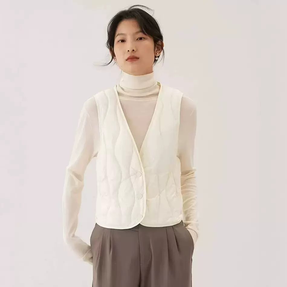 2024新款羽绒马甲女轻薄V领内穿保暖背心短款通勤白鸭绒坎肩