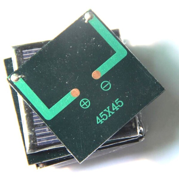 Battery solar-powered