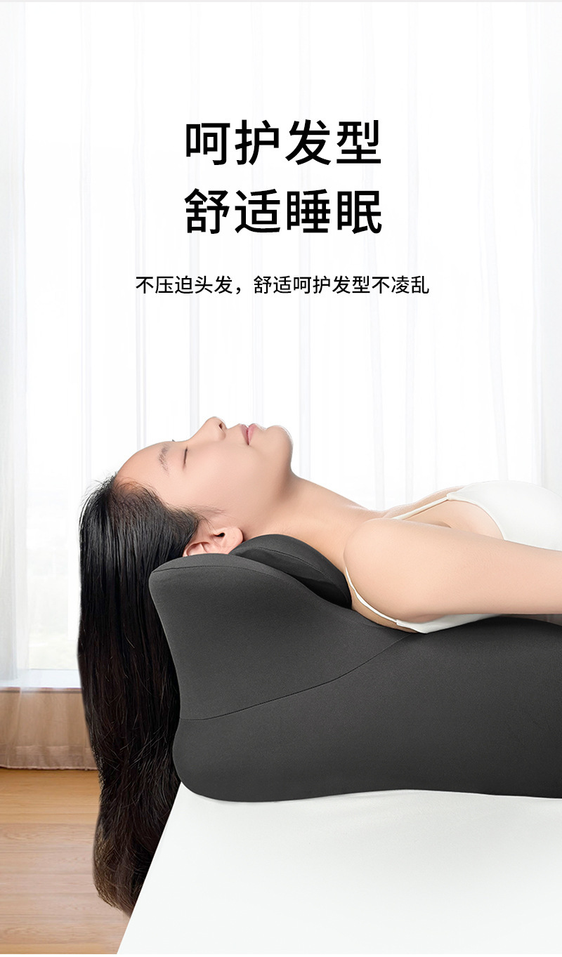 床上趴睡枕头