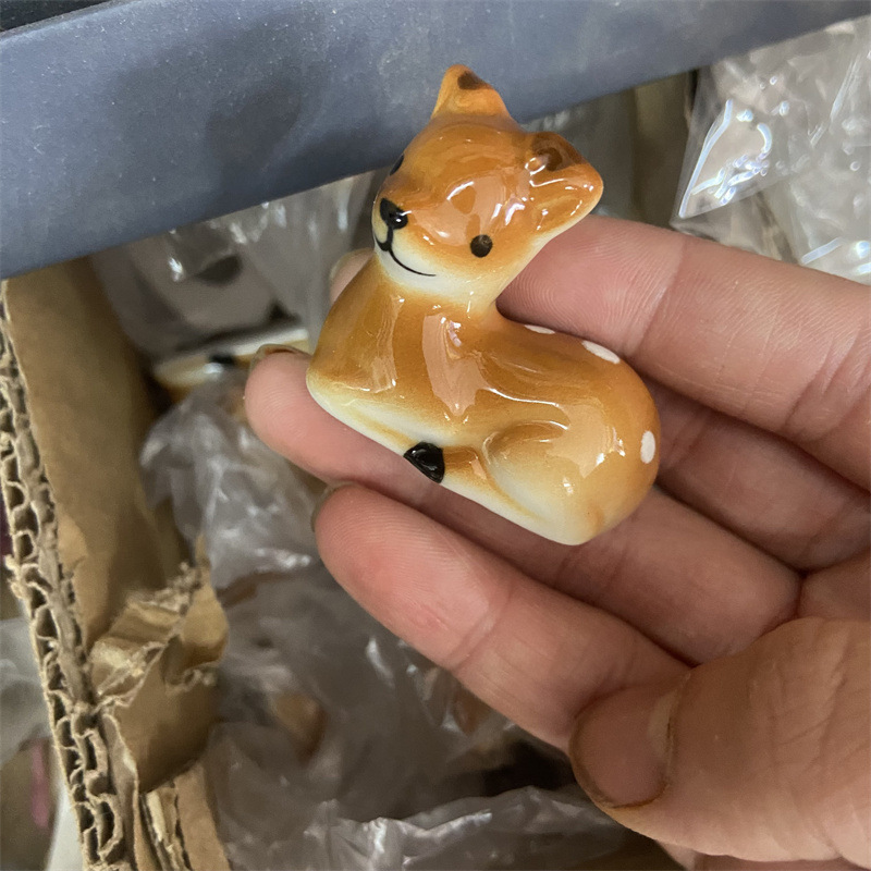 陶磁器の小動物の筆は筆の山の文房の4宝の書斎のデスクトップを置いて漫画の筆の山の筆を置いて小物を置きます。|undefined