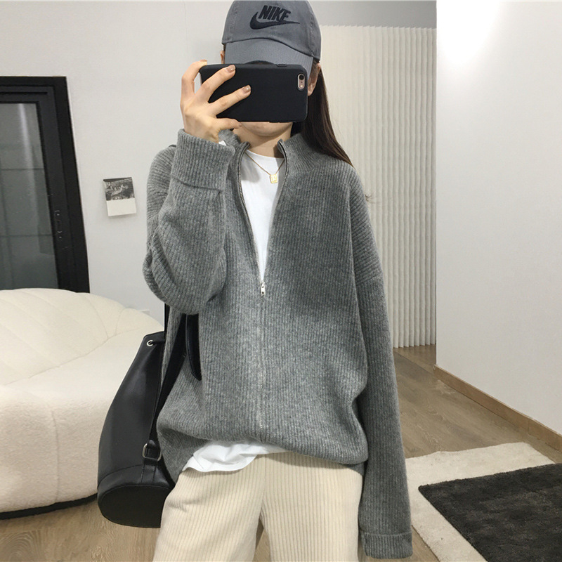 Demi-season solid jacket for leisure with zipper