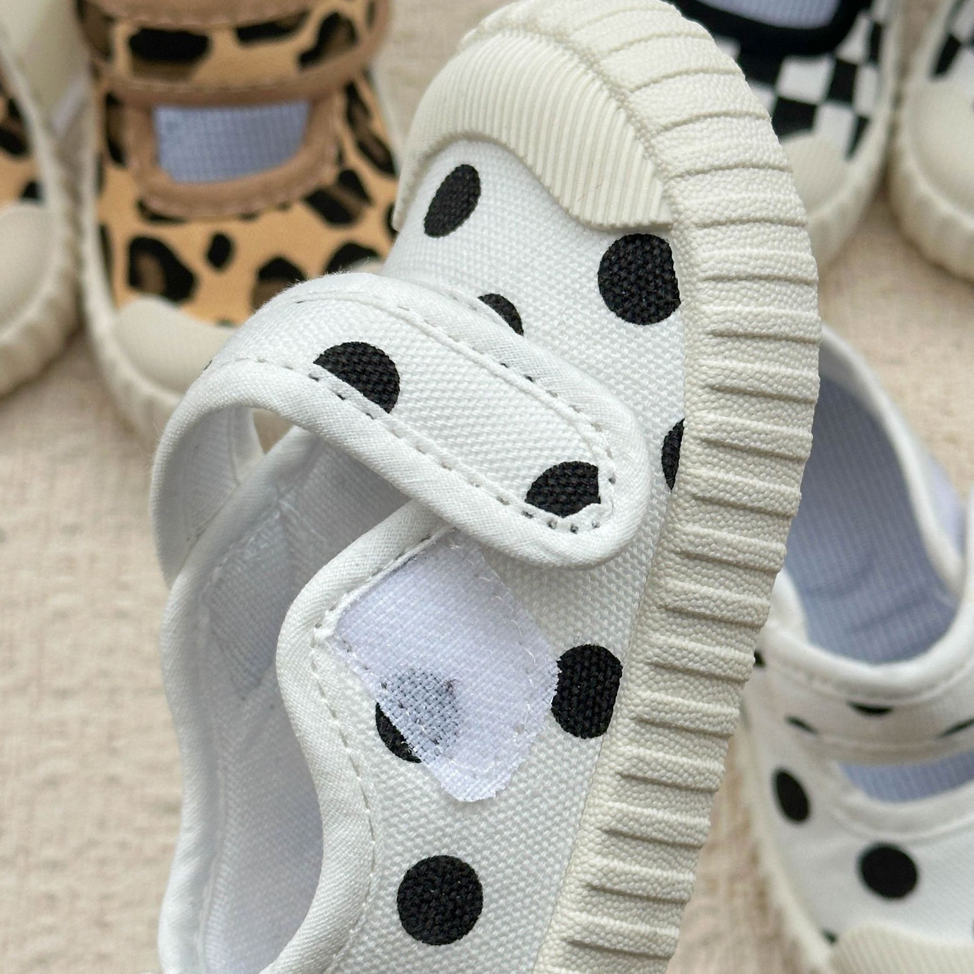 Zapatos de lienzo para bebés zapatos de jardín de infantes de primavera y otoño zapatos blancos zapatos de mujer para niños velcro