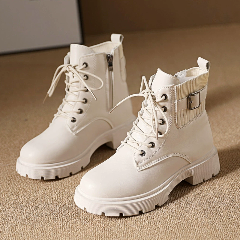 Женские сапоги Martin показывают маленькие ноги