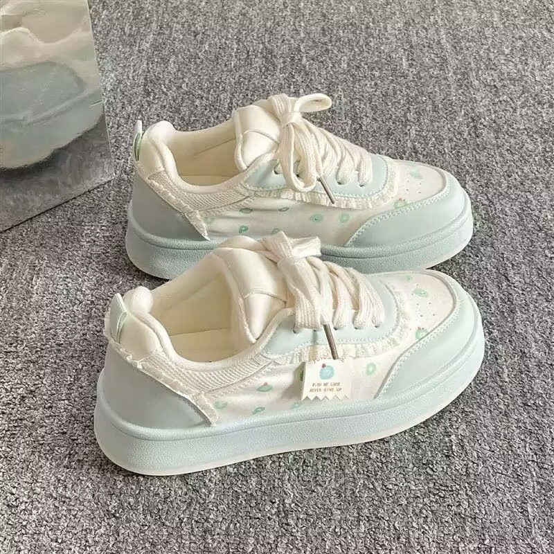 百搭板鞋女款2025新款厚底小白鞋配裙子可爱小熊休闲运动面包鞋子|undefined