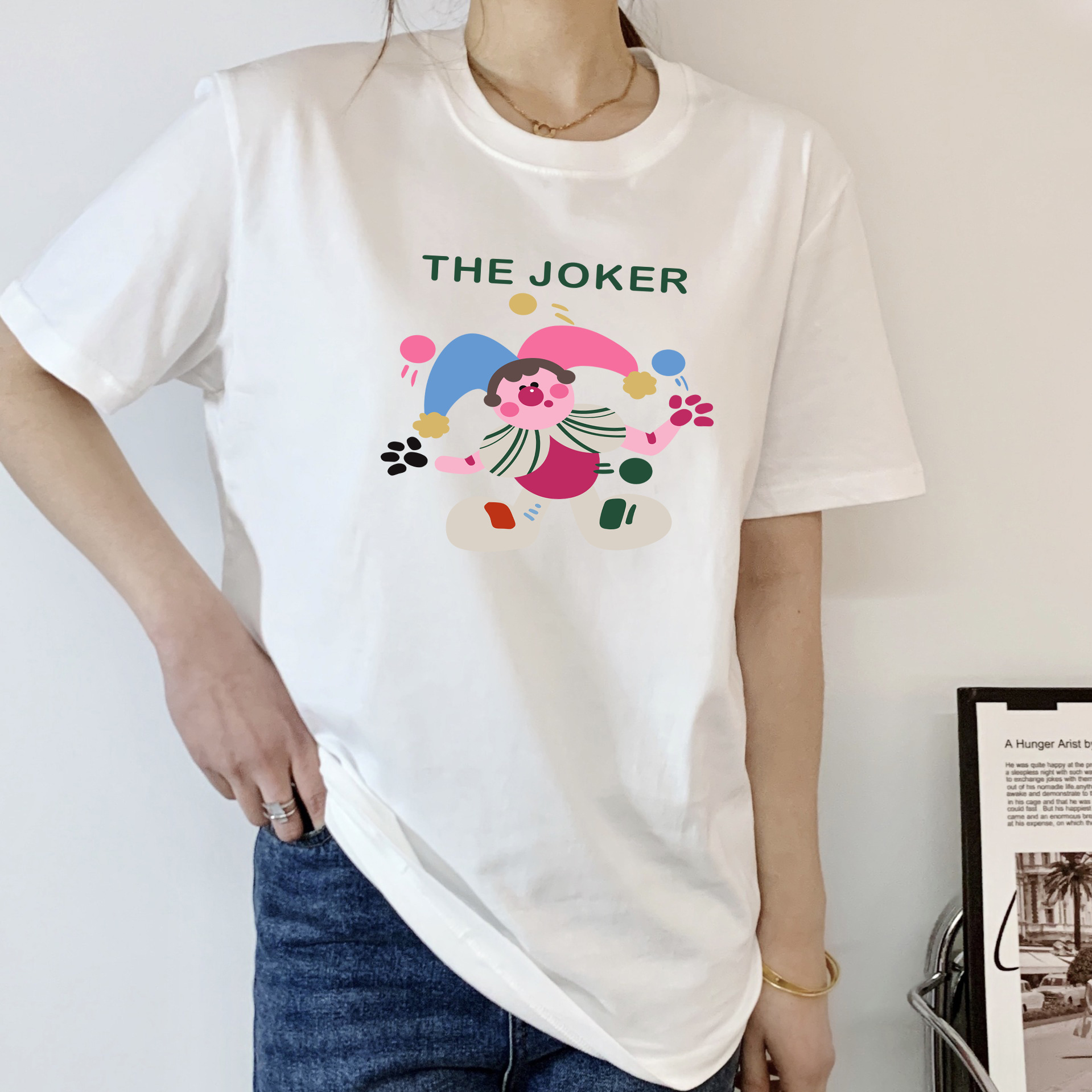 夏の新スタイルの純粋な綿のラウンドネックルーズ半袖 Tシャツ女性の花プリントイン香港トレンディな白い女性のトップスボトリングシャツ