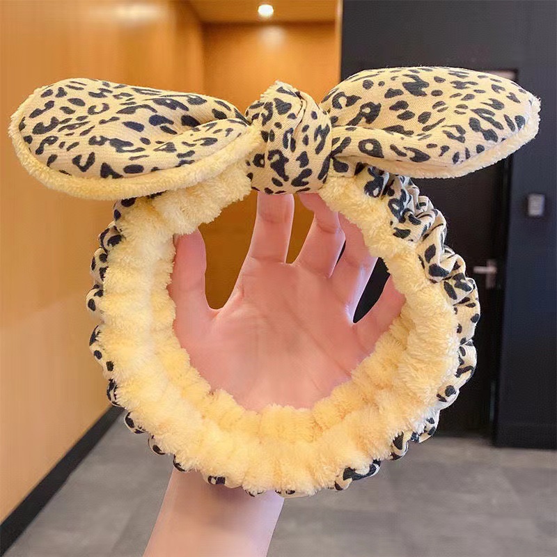 顔を洗って髪を洗って新型の少女の韓国の化粧をつけてマスクの専用のカチューシャをつけます。