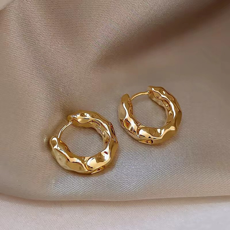 South Korea Dongdaemun Design Simple pleated texture personality ear buckle fashion high-end Cold style earrings for women Wholesale