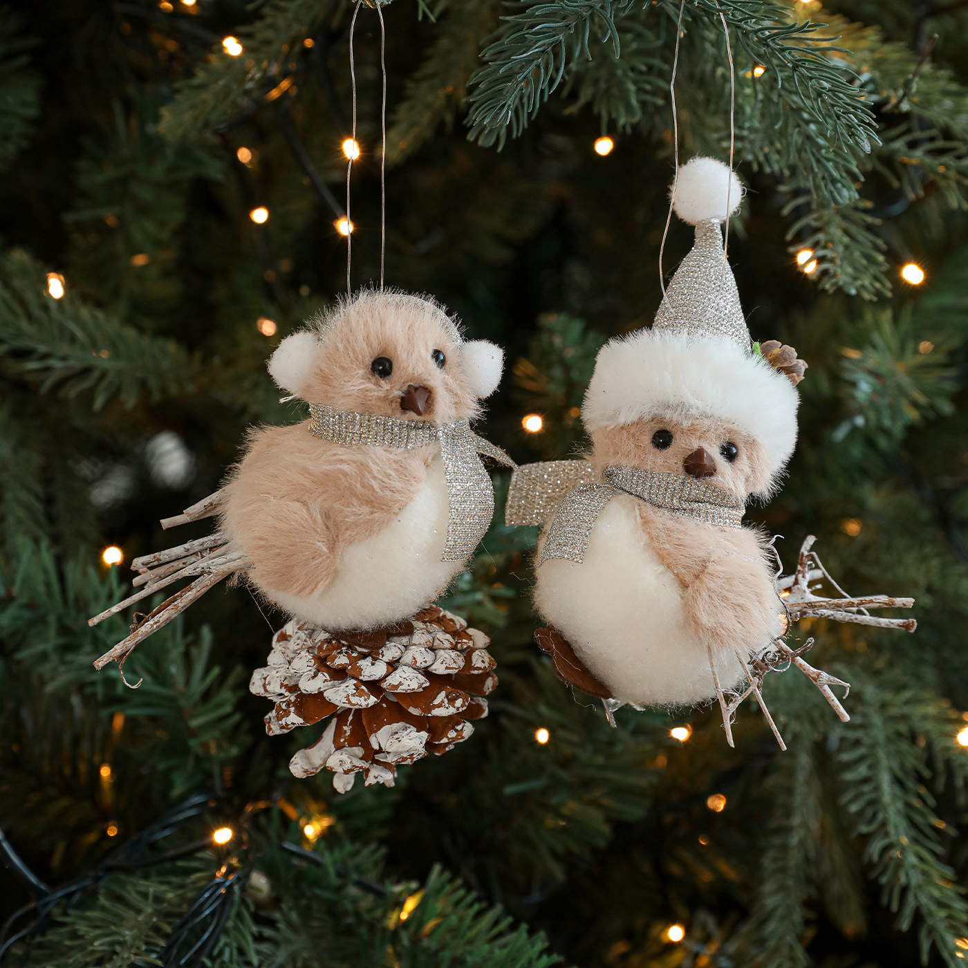 Colgante gris de peluche pájaro ramas de simulación tela de pinos árbol de Navidad gorrión colgante sombrero diseño de ventana