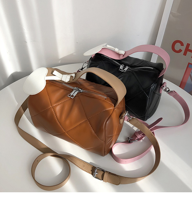 Fashion Texture Handbag 2021 New Niche Rhomboid Pillow Bag Messenger Bag display picture 13