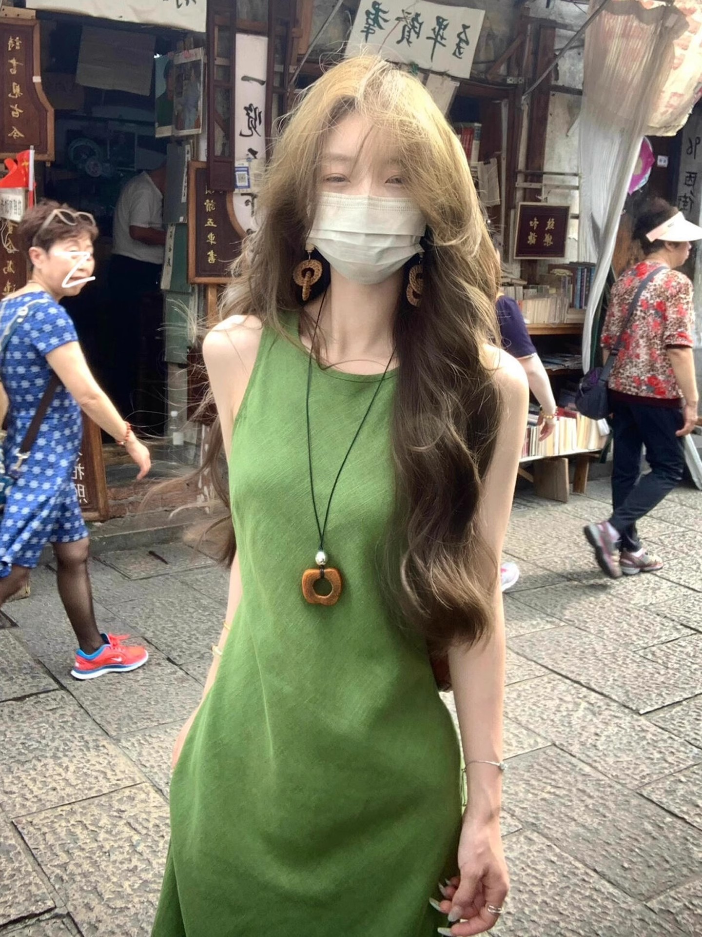 フレンチレトログリーンのサスペンダーワンピース、女性用2026年夏新作、小柄な方向け、ウエストシェイプのエレガントなロングドレス