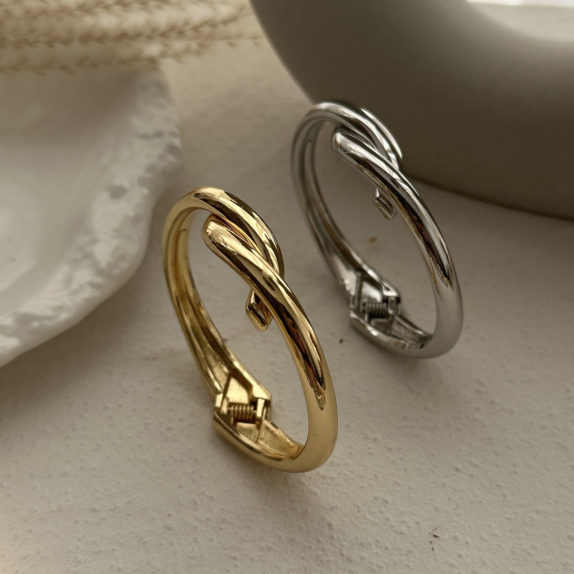 56g Weight Bangle Classification Alloy Chain Material 1 Piece Quantity Daily Occasion Alloy Material Solid Color Pattern Women's Gender Plating Design Exaggerated, Simple Style Style Exaggerated Simple Style Solid Color Alloy Bangles Wholesale 23