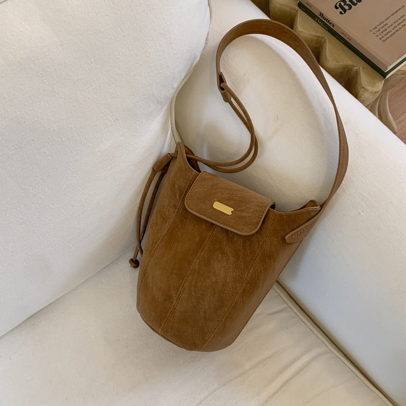 Bolsa de hombro coreana de estilo extranjero de gamuz, bolso de vestir, bolso inferior de mujer otoño-invierno 2025, nuevo nicho retro bolso de cubo de transporte