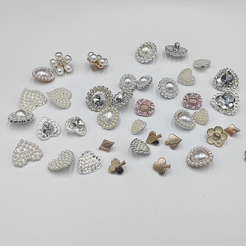 Los fabricantes venden directamente sirimi Diamond hebillas llenas de joyas de aleación de corazón de melocotón accesorios de ropa con botones de pies