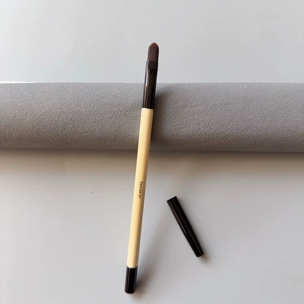 Medium-sized concealer brush with cover