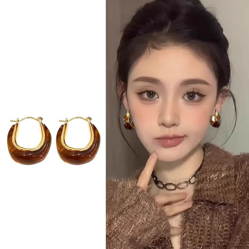 Autumn and winter Maillard brown hoop earrings for women, light luxury niche, unique, stylish, and elegant stud earrings, popular online jewelry Autumn and winter Maillard brown hoop earrings for women, light luxury niche, unique, stylish, and elegant stud earrings, popular online jewelry