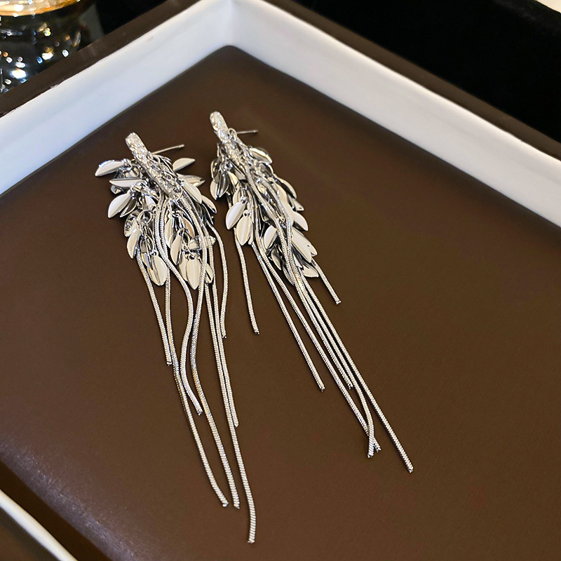 Pendientes de borla de espiga de trigo de viento de metal con aguja de plata Pendientes largos de moda europea y americana Pendientes de diseño exagerado de personalidad al por mayor