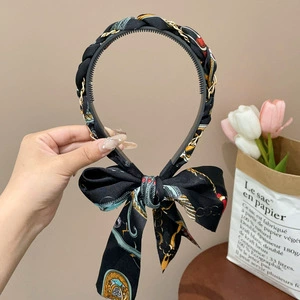 Knitted retro scarf, high-quality vintage style — patterned headband & triangular kerchief