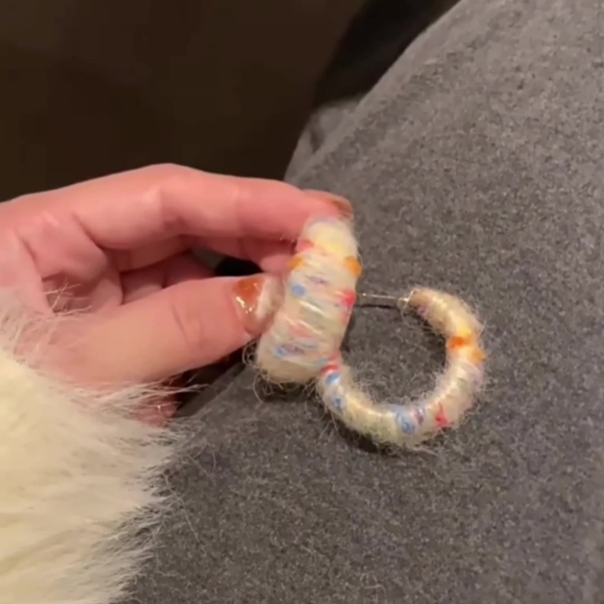 Arco iris lana otoño y invierno envuelto lindos aretes de peluche aretes de diseño 2024 nuevo color aretes temperamento image 5