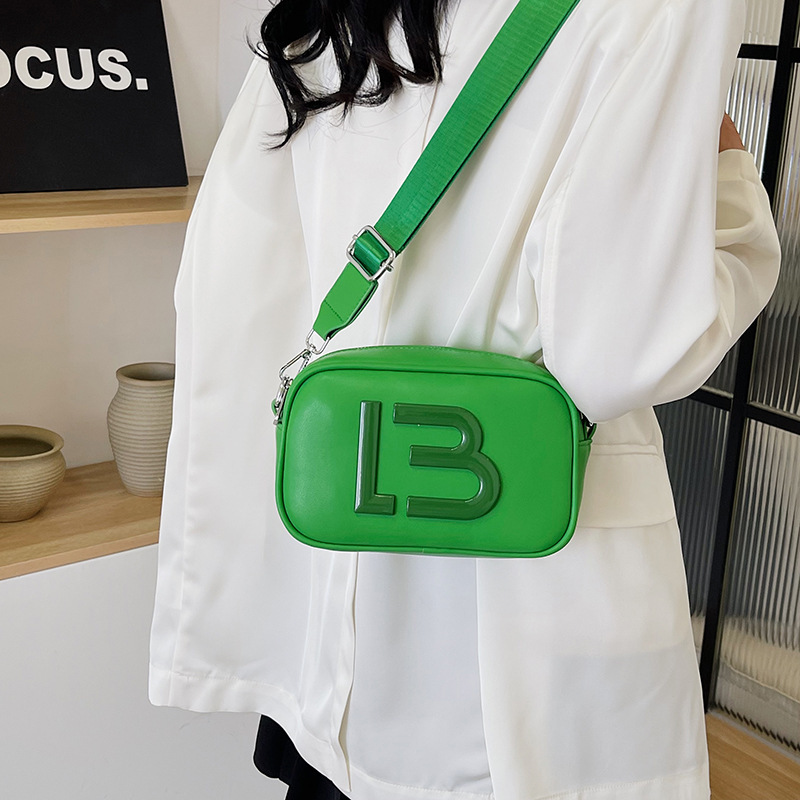 Bolsos transfronterizos bolsos de mujer 2024 nuevo bolso de mensajero de un solo hombro con letras de color caramelo simple y de moda, bolso de cámara, bolso cuadrado pequeño