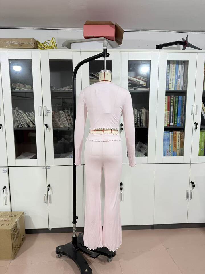 Bộ đầm dệt kim nữ cổ V tay dài croptop kèm quần ống suông phối ren — Màu hồng chi tiết 5