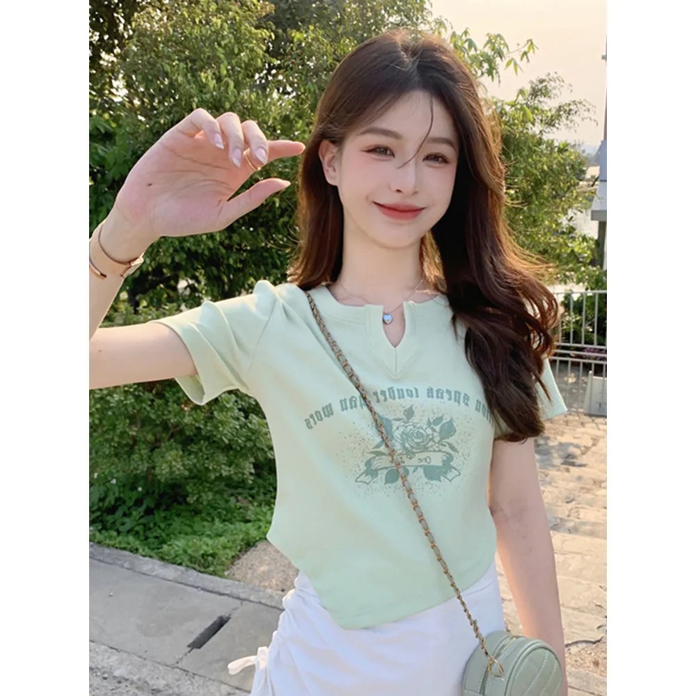 불규칙한 어깨 반팔 티셔츠 여성 여름 2024 새로운 슬림 핏 슬리밍 달콤하고 매운 V 넥 탑 Ins 트렌디