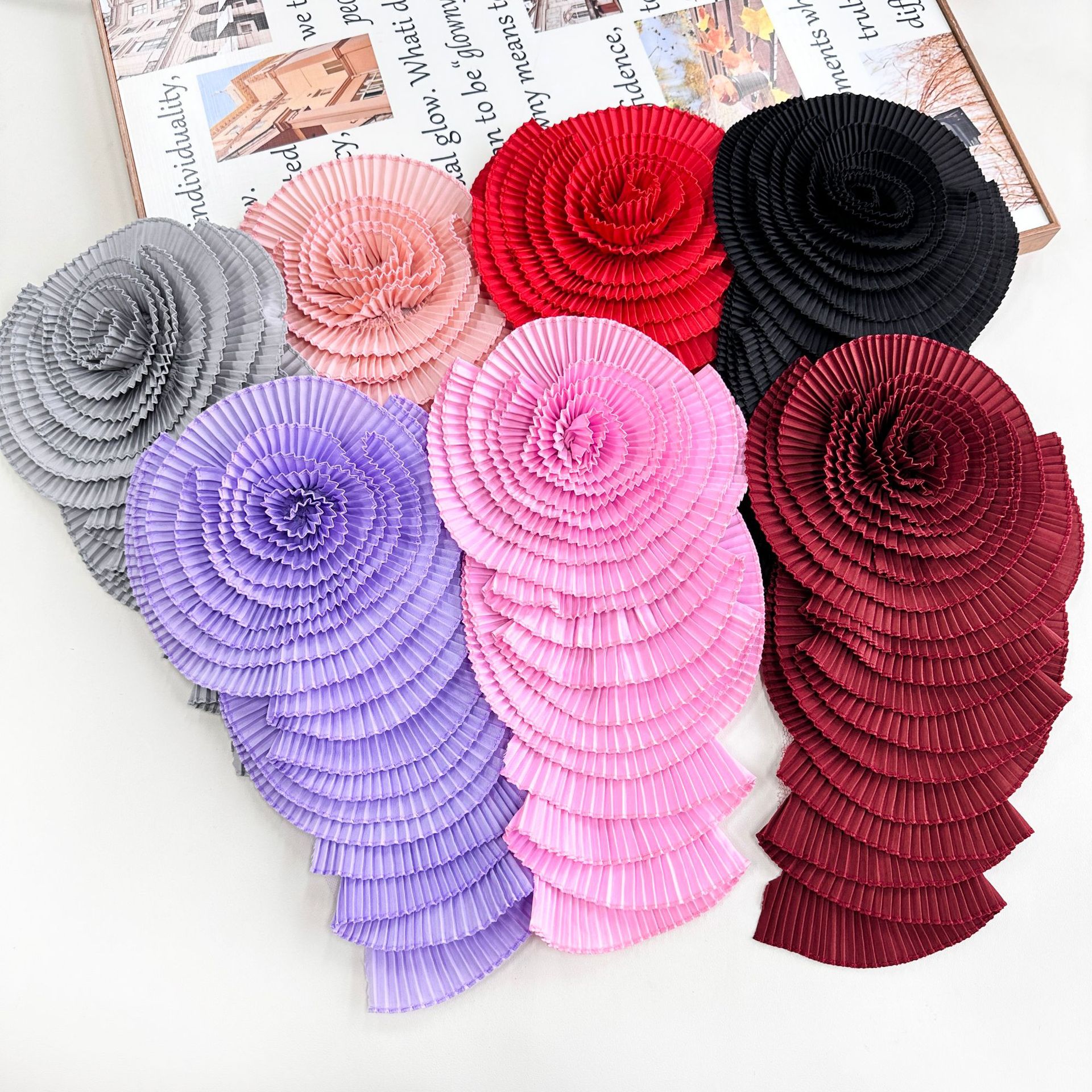 Nuevos adornos de flores grandes plisadas blancas para ropa y vestidos transfronterizos, parches de reparación DIY, accesorios de tela, venta directa de fábrica.