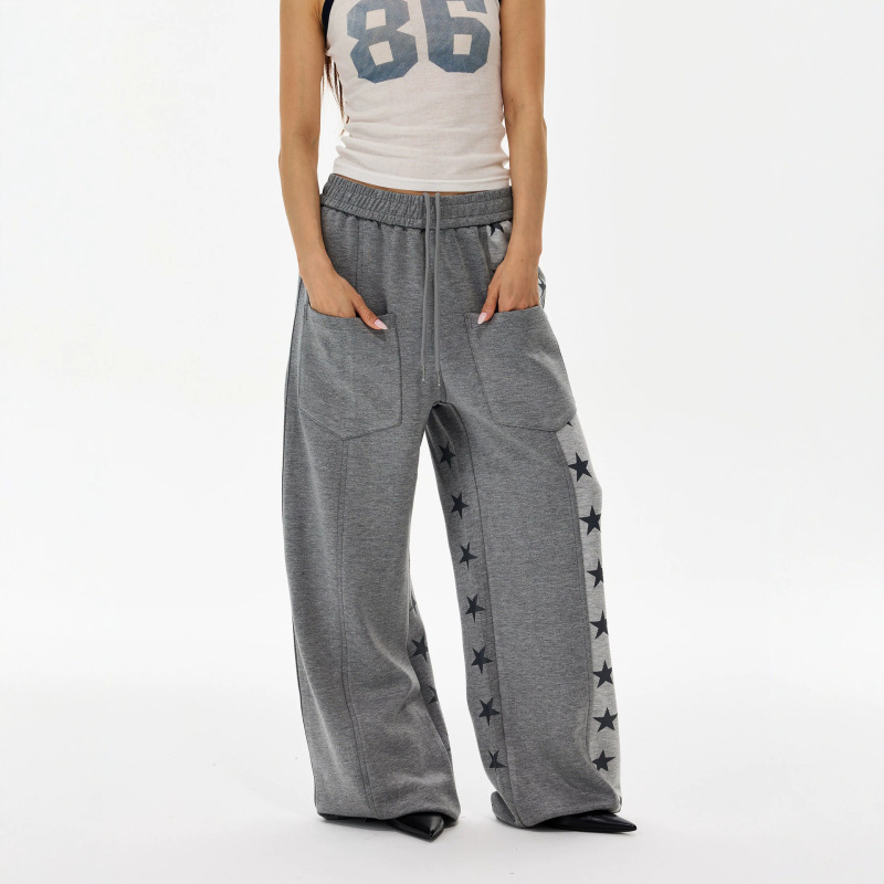 American-style, relaxed, casual gray sweatpants for men and women, suitable for spring and autumn, featuring a patchwork design, a flowing silhouette, and a sophisticated look, with star patterns, perfect for couples American-style, relaxed, casual gray sweatpants for men and women, suitable for spring and autumn, featuring a patchwork design, a flowing silhouette, and a sophisticated look, with star patterns, perfect for couples