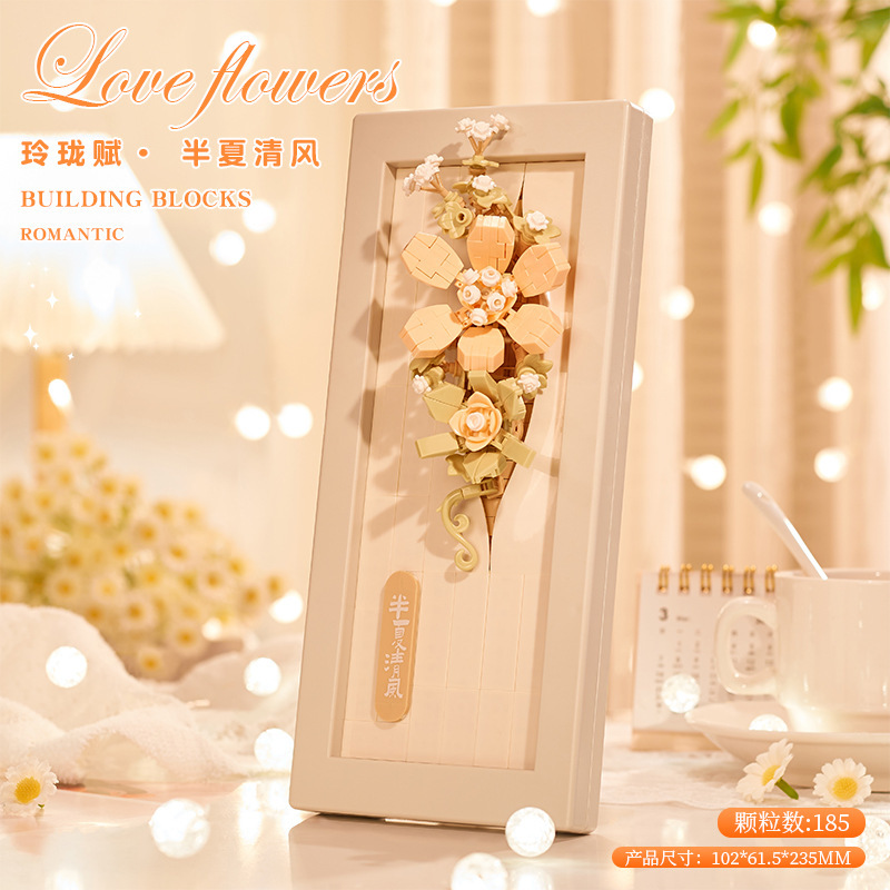 積み木の花がバラのオルゴールを飾っています。|undefined