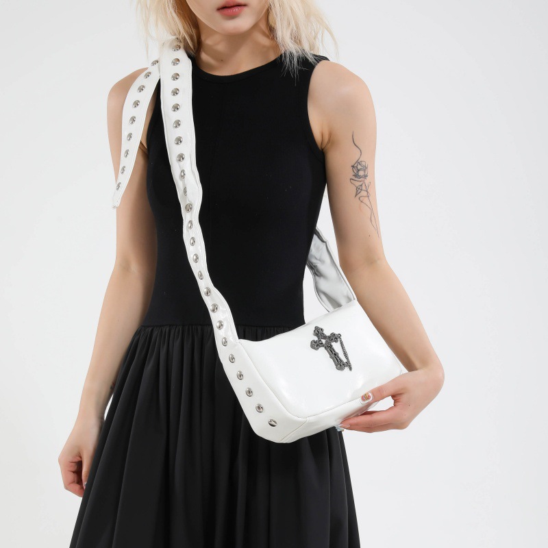 Bolso de textura transfronteriza 2025 verano nuevo bolso femenino moda fresco remache bandolera cruz personalizada