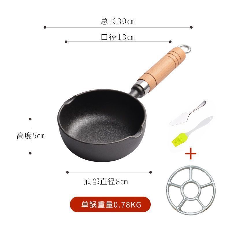 油をかけた鍋の熱い油をかけた専用の鍋鋳鉄は卵焼きのフライパンを深めて油をかけた専用の鉄鍋です。|undefined