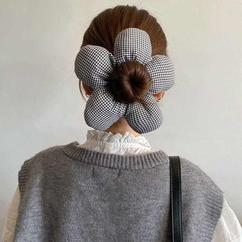 Blanco y negro anillo de cabello de flores a cuadrícula para mujeres 2025 nuevo estilo coreano lindo sensación de alta calidad cabeza de bola no daña cabello tocado de cabello
