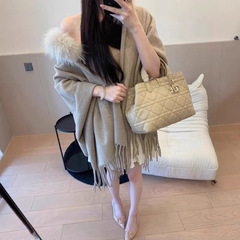 网红明星同款羊毛围巾【京圏女王】F*ndi温柔米驼拼接貉子毛披肩