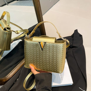 Fashionable summer capacious handheld one-shoulder bag for leisure