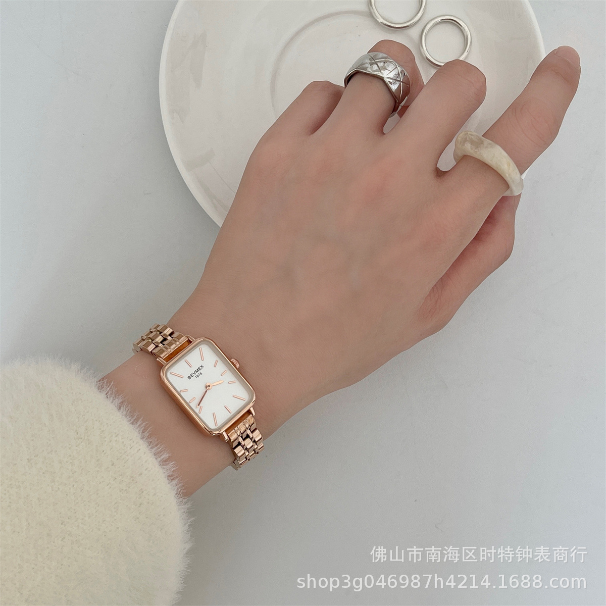 2023 Luz de lujo retro nicho serie retro pequeño reloj cuadrado cuarzo correa de acero reloj mujer simple reloj de mujer de alto grado