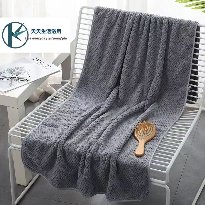 Pineapple Plaid Coral Velvet Bath Towel for Home Bathing and Swimming, Absorbs Water Quickly and Does Not Shed, Can Be Wrapped Around the Chest, Super Soft for Adults and Men