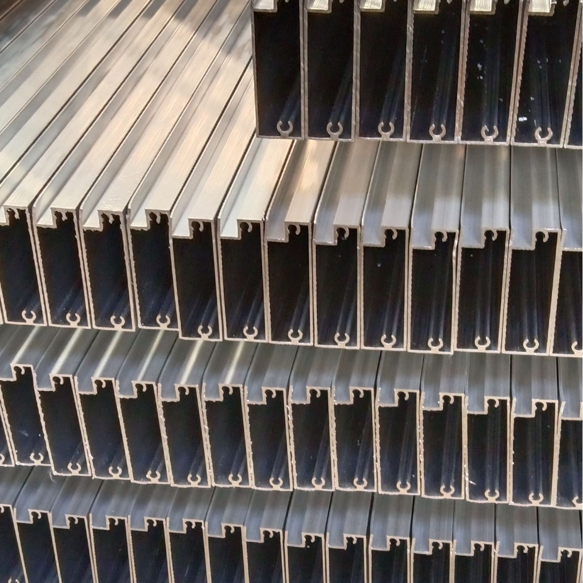 佛山铝型材挤压深加工铝合金铝块阳氧化6063铝圆管铝方管铝板折弯