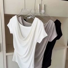 2024夏のしわの不規則なねじの肩の襟の半袖のtシャツの大衆のデザイン感の純粋な欲のギャルの上着