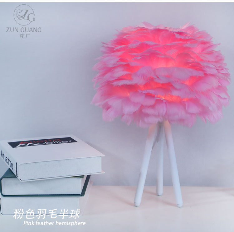 화이트 삼각 + 핑크 깃털