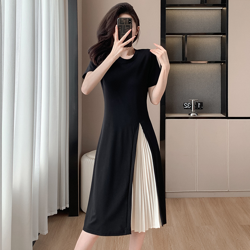 実際に色のワンピースの女性の夏のしわをたたいてデザイン感をつなぎ合わせます。|undefined