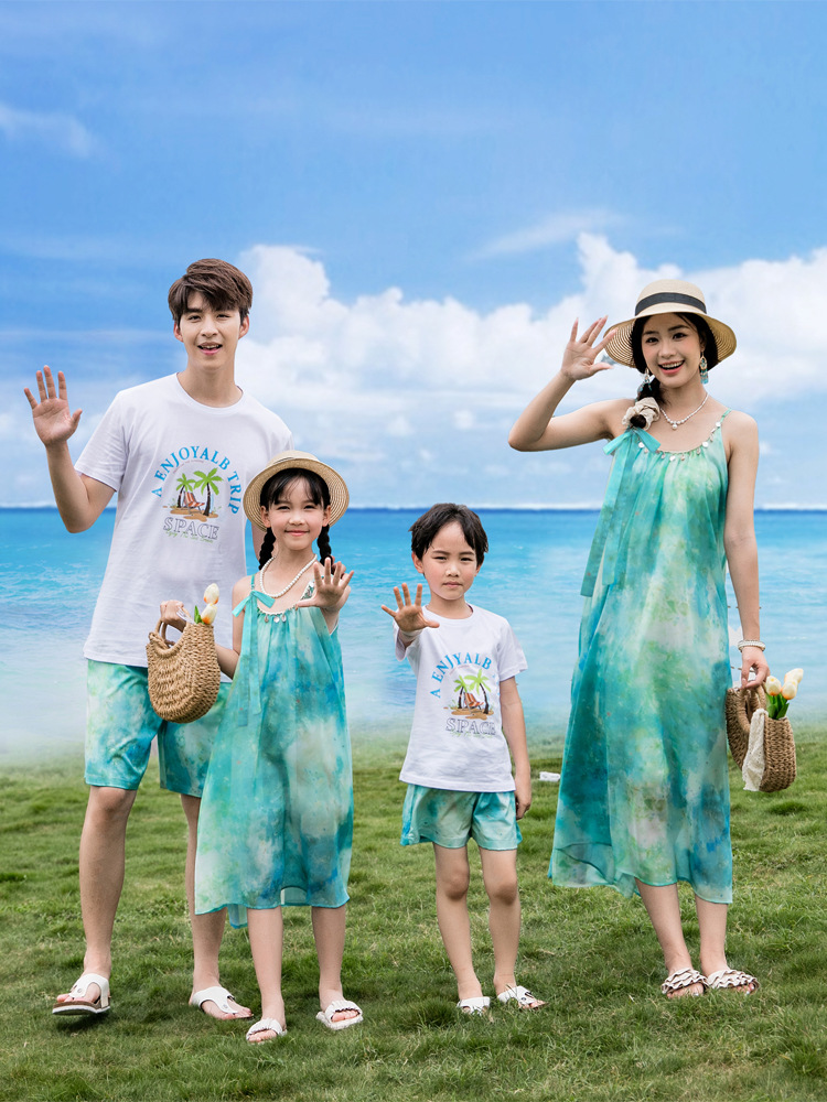 海の伝説の親子はビーチの海辺を旅行して休暇を過ごします。
