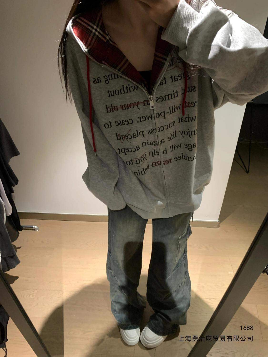 American retro patchwork plaid gray hooded sweatshirt jacket for women, new autumn 2026 style, loose fit, couple cardigan, trendy.