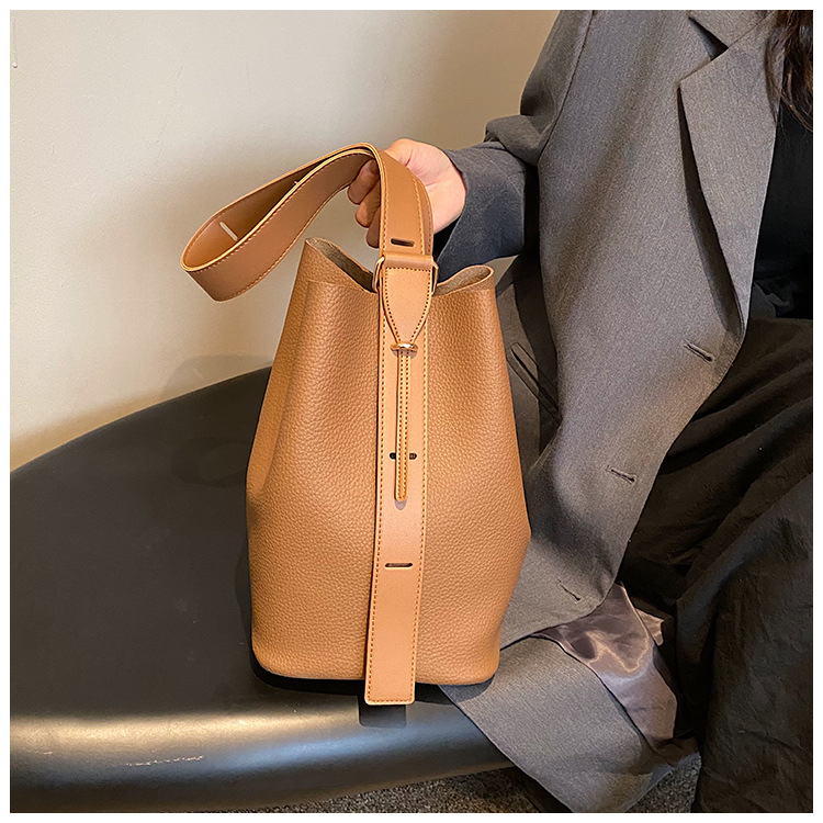 Nieuwe Retro Niche Design Tas voor Vrouwen Licht Luxe Hoge Esthetische Waarde Enkele Schouder Crossbody Tas Grote Capaciteit Brede Schouderband Emmer Tas_voghion.com