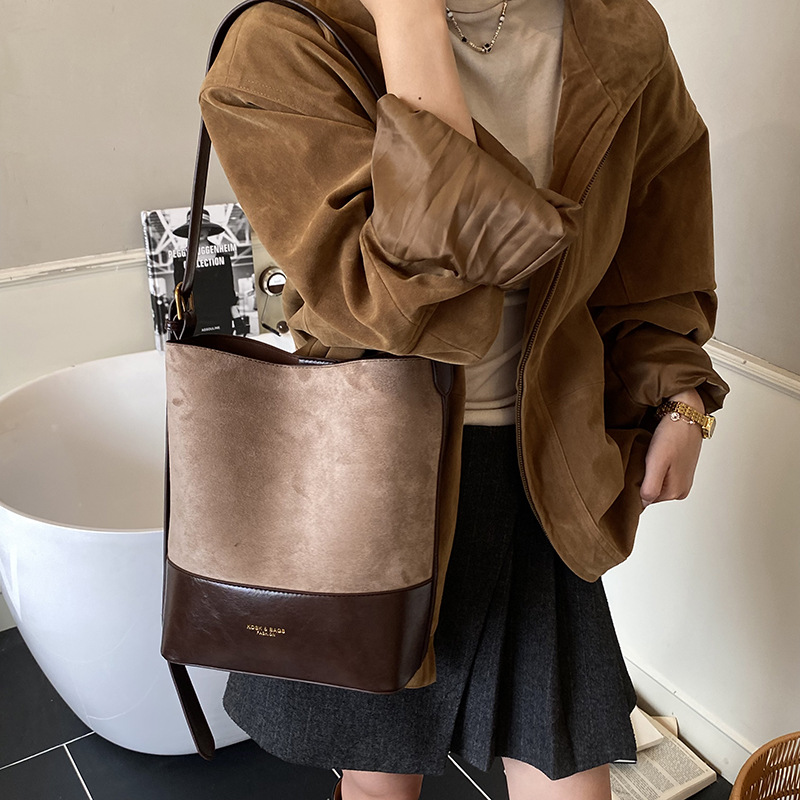 Retro Large Capacity Underarm Bag For Women Autumn/Winter 2025 New Trendy Fashion Suede Bucket Bag Shoulder Tote Bag - Thumbnail 4