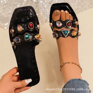 �¿�W��ƽ�׷��^һ����ˮ��Ь�¿��ļ��r��Ů���ϲ��ʯ�⴩Ů��