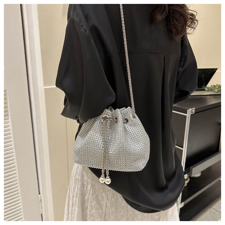 Dames tas met koordsluiting en strass steentjes met ketting_voghion.com