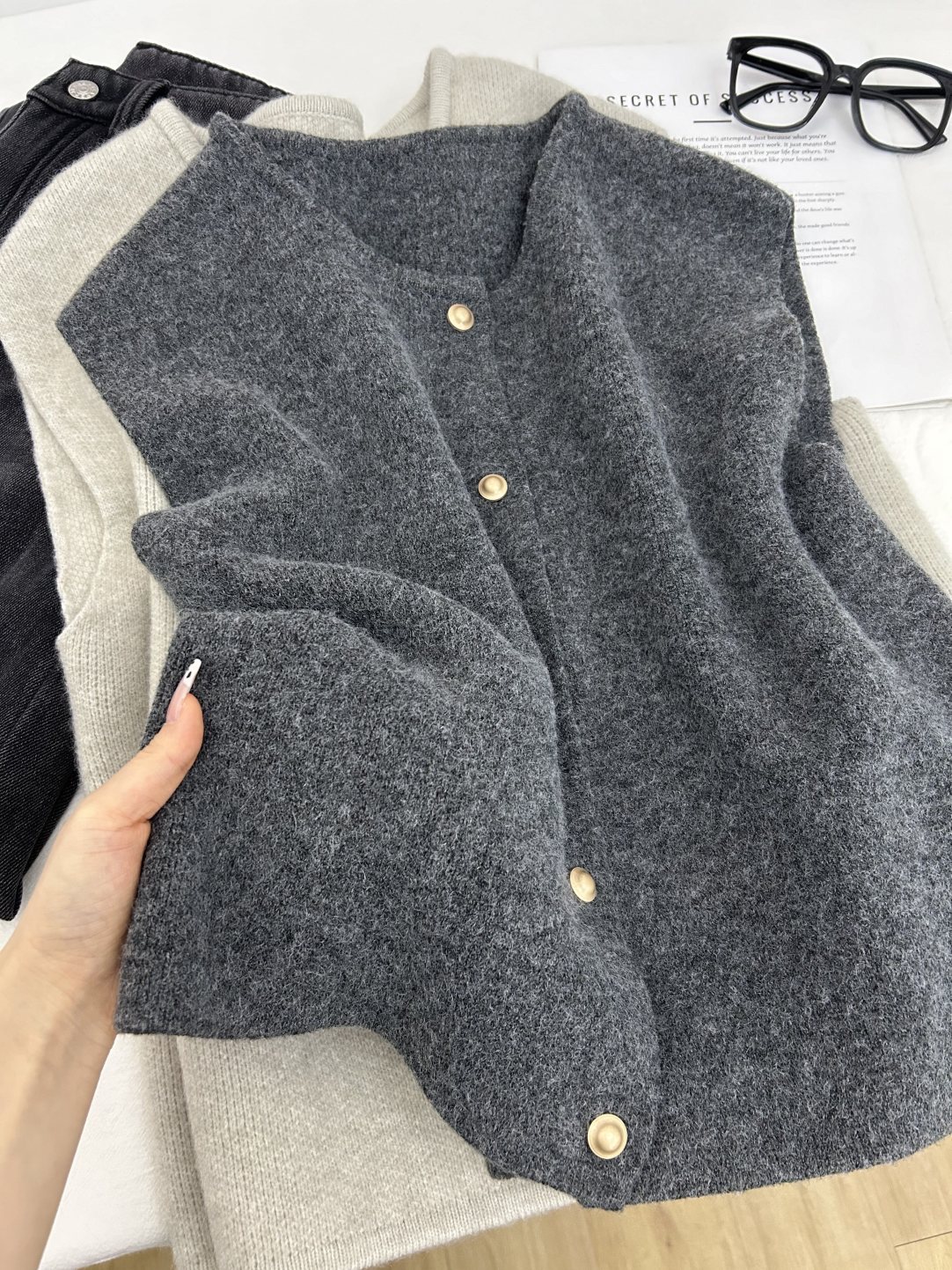 シンプルで怠惰な風の小金はカーディガンのセーターを編んでいます。