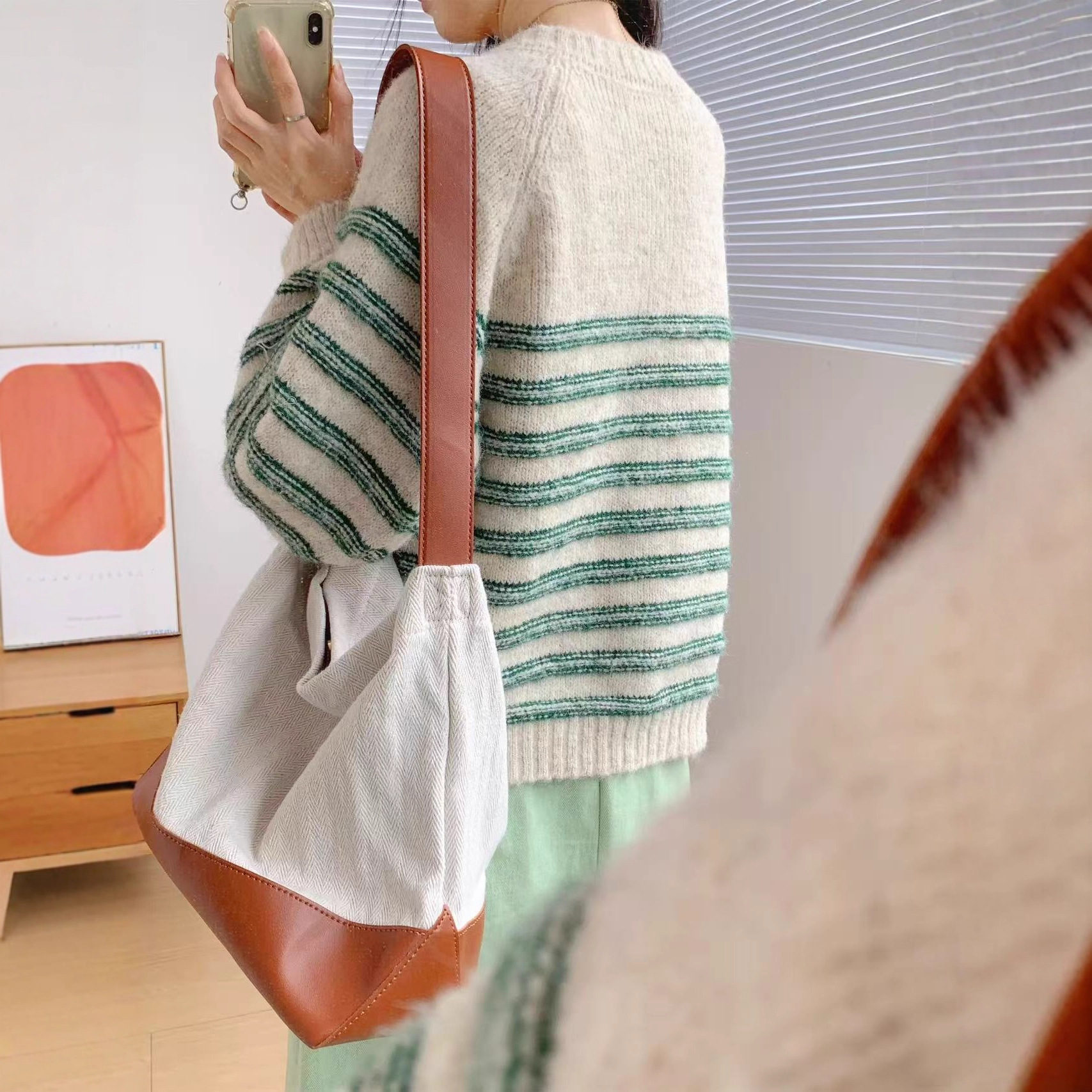 Otoño y invierno de 2025 nuevo estilo retro color contraste a rayas de punto cardigan estilo coreano de moda universal suéter delgado abrigo image 3