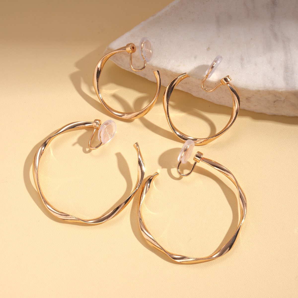 Europa y América sensación de metal geométrica deformación redonda sin agujeros de orejas clips de moda inns simple versátil alta sensación pendientes mujeres
